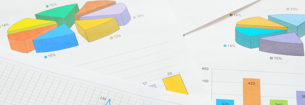 Diagramme_02 Bunte Kreis- und Balkendiagramme und ein Graph im Detail auf verschiedenen Seiten, die übereinander liegen.