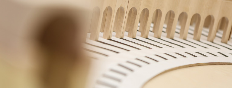 Nahaufnahme eines Holzmodells Nahaufnahme eines in der Modellbauwerkstatt gefertigten Holzmodells