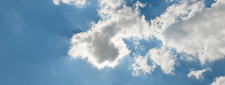 Wolkenhimmel Ein blauer Himmel mit kleinen weißen Wolken.